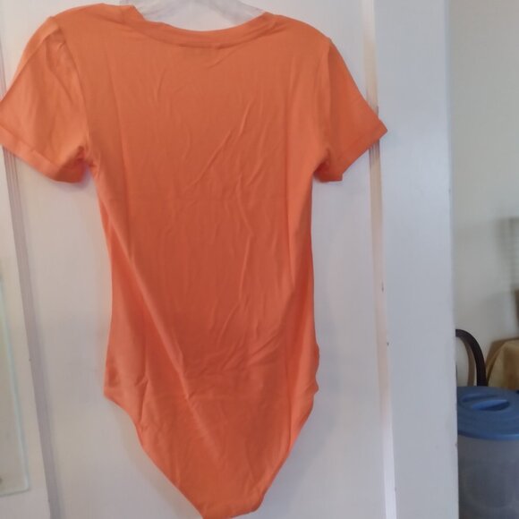 Mangopop orange lightweight V neck short sleeve bodysuit size Small, snap crotch - Picture 3 of 4